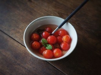 step2: 把小番茄和話梅一起倒入密封罐中，擠入檸檬汁，也可直接放入檸檬片，放入冰櫃冷凍24小時后食用。