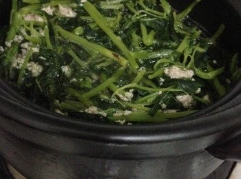 step1: 先都有爆香蒜頭加入肉碎並攢水滾成肉碎上湯便可加入蕃薯苗煮淋先放糖後放調味便可上桌享用