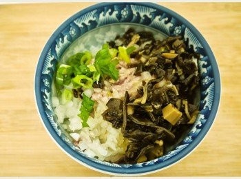 step3: 在碗中放入豬絞肉、洋蔥丁、蒜頭丁、青蔥丁與紅椒麻辣黑菇醬， 添加黑胡椒與米酒後，將所有<span class="group_1">食材</span>一起攪拌至黏稠後備用。