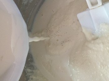 step4: 魚膠粉預先混合牛奶，然後座熱水攪至無起粒，再把牛奶倒入豆腐糊中拌勻