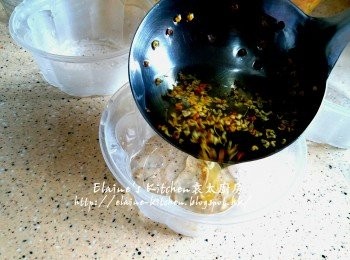 step7: 器皿用冰水沖一沖洗 , 先將適量桂花糖水倒入模中 , 放入冰箱冷藏15分鐘