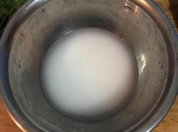 step9: 趁等湯煮滾時, 將<span class="group_3">勾芡</span>用的太白粉水混勻備用。