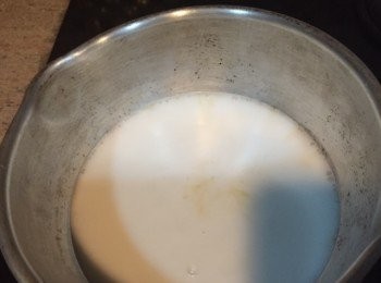 step1: 1)將糖及魚膠粉攪勻, 煮至椰奶微滾加入魚膠粉及糖攪勻