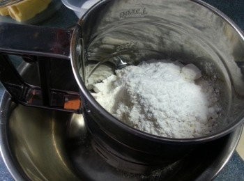 step1: 先將麵粉及泡打粉過篩待用