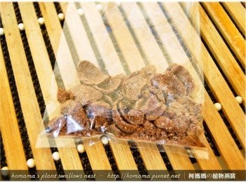 step4: 取一透明小塑膠帶，放入些許可可脆片後，直接敲碎。