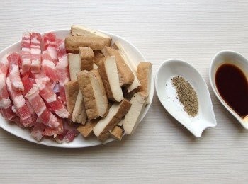 step2: 先將五花肉及豆干切為條狀。