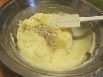 step7: 最後加入適量鹽、黑胡椒粉和大蒜粉，調至喜愛的味道