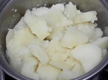 step2: 用布瀝乾馬鈴薯的水份，又可放入另一個鍋內，用中小火烘數分鐘，或放入烤箱180度烤5 - 10分鐘至乾身