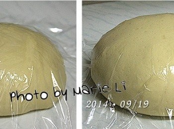 step3: 經過了麵包機半個小時的甩打
取出麵糰揉圓，蓋上保鮮膜讓它靜置發酵一個小時