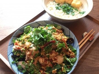 step8: 雞腿面灑上葱花和芫茜碎，澆上酸辣汁，按喜好灑上白芝麻、炸蒜或花生碎即可。