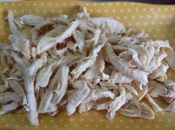 step2: 將<a href="https://bit.ly/3EZL8dD" target="_blank" data-keyword="雞胸" class="guide-link"><strong>雞胸</strong></a> <span style="display:inline-block;vertical-align:middle;margin-top:-3px;color:initial;border-radius:3px;padding:2px 3px;font-size:12px;line-height:14px;background:#87d300;color:#fff;">即買</span> 烚熟後，撕成幼條狀，盛起放涼備用。