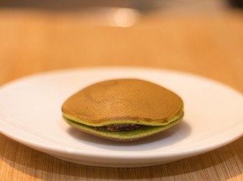 step8: 煎好後趁熱兩塊餅皮夾入適量紅豆蓉，輕輕壓實