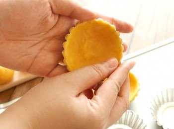 step14: 最後用兩指整理好撻皮邊沿的形狀即完成1個撻皮。重覆至完成10個撻皮。