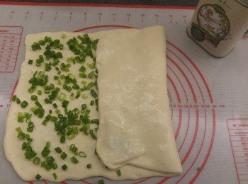 step4: 將麵團分成三分一摺合, 先將三分一蓋上面,然後再在麵團上掃上一層油。