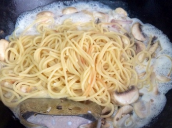 step7: 鍋裡加入牛奶，煮開后下意麵。