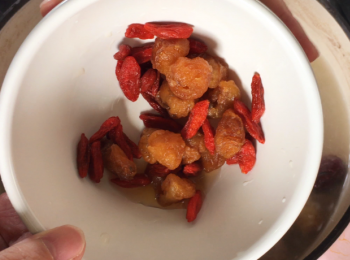 step8: 再放入圓肉及杞子，中小火煮1小時。