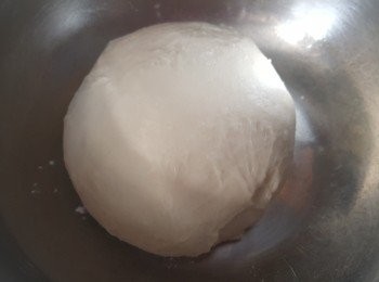step4: 當粉糰搓至光滑軟身後,將粉糰放入盤裡,用濕布蓋起,待粉糰靜止30分鐘