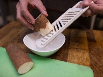 step2: 將蛋打散加入高湯打勻 入鍋蒸熟然後將磨好的山藥泥放置在茶碗蒸上，灑上一點玫瑰鹽就好囉