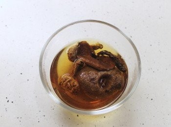 step1: 牛肝菌先以熱水泡軟