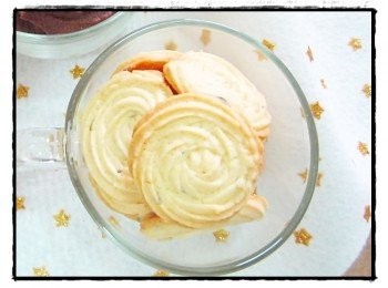 step4: ◎乾燥百里香可用其它喜愛合適的香草替代！
◎成品直徑約4.5㎝的餅乾20塊。