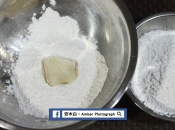 step4: 將「粿粹」稍微放涼後，放入另外130公克糯米粉中，並加入適量溫開水搓揉成團(糯米粉可分次添加，水量也是逐量加入)，搓揉到不黏手的糯米糰即可。
