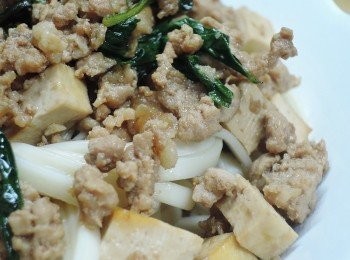 step6: 麵條煮好後，拌上香噴噴的三杯肉燥，這一餐也不簡單喔!!!