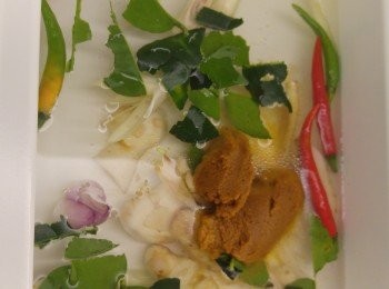 step2: 冬蔭功湯料除檸檬片, 蔥段, 和檸檬葉備用, 其餘材料包括青檸汁放入Bruno煮滾， 然後落冬蔭功醬攪混。