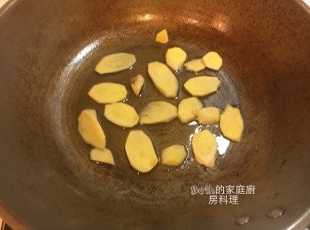 step3: 另起一鍋，放入一大匙麻油，冷鍋冷油炒香薑片