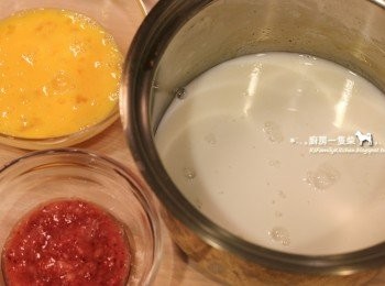 step5: 將全脂牛奶、打散的蛋液、草莓泥，依序加入煮好的糖水中拌勻。