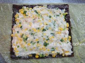 step1: 墨魚膠，粟米和蔥粒拌勻，把紫菜放在腐皮上，鋪上墨魚膠
