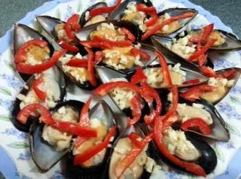 step3: 再將長紅椒洗淨去籽,斜切絲平均舖上