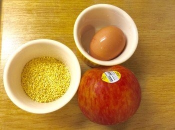 step1: 把蘋果洗淨後削皮切塊備用。