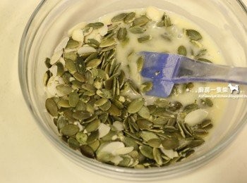 step5: 南瓜籽、杏仁片加入，輕輕混合使其均勻裹上麵糊。
