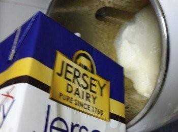 step4: 將芒果洗淨，去皮取肉，芒果肉總共有888克，將芒果肉一半切粒，一半果肉和牛奶放入豆漿機打至混合成芒果牛奶（果汁功能打1分鐘）