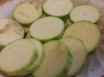 step2: 翠玉瓜切件加入調味料(1/胡椒粉 少許 2/雞粉 1/3茶匙)，鋪在碟上