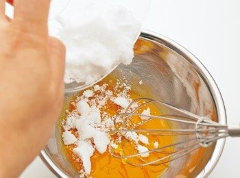 step4: 【製作卡士達奶油醬】 打散蛋黃，加入一半分量砂糖，用打蛋器充分攪拌到砂糖顆粒完全融化。