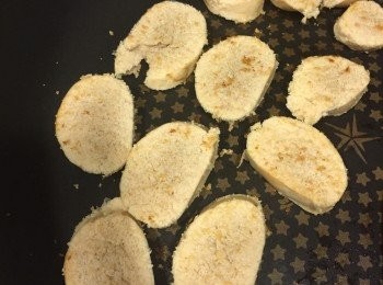 step2: 放入平底鍋乾煎至表面微微金黃色
(也可以直接放進烤箱，稍微烤個5-10分鐘喔！)