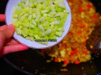 step11: 11.等飯都均勻沾上薑黃粉，放入芹菜丁入鍋拌炒。