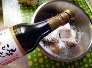 step2: 絞肉放<span class="group_2">醃料</span>拌勻後，稍為摔打出至有筋性，將肉餡捏成小圓球。