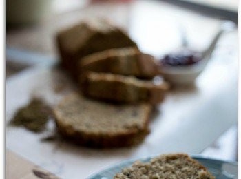 step4: 小記:焗模雖長但材料份量不大，所以焗出來是一條痩痩的蛋糕仔很可愛哦、如果你想做給小朋友可用5-5.5模也可以，如果家長還是不放心《矽膠模》心理感覺、當然可用上原始模但最方便還是加上牛油紙方為上策。

「每個焗爐略有偏差，用竹籤刺入不沾粉便已全熟」