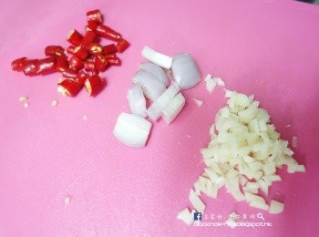 step2: 把蒜頭、乾蔥和辣椒切粒。