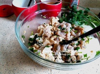 step2: 硬豆腐弄碎放入大碗內 , 加入鯪魚肉 , 芫茜碎 , 雞粉 , 調味料 , 胡椒粉及1湯匙水拌勻