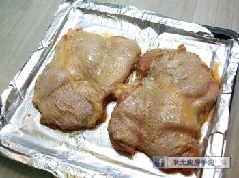 step5: <a href="https://bit.ly/2ZxapeY" target="_blank" data-keyword="雞扒" class="guide-link"><strong>雞扒</strong></a> <span style="display:inline-block;vertical-align:middle;margin-top:-3px;color:initial;border-radius:3px;padding:2px 3px;font-size:12px;line-height:14px;background:#87d300;color:#fff;">即買</span> 隔去醃料，放入已預熱200度的焗爐焗15分鐘。