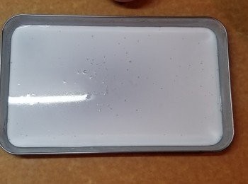 step5: 將約2湯匙粉漿倒進蒸盆上。