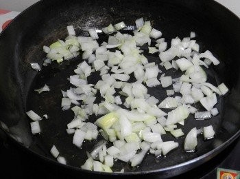 step1: 鍋子熱後，下橄欖油，中小火炒香洋蔥