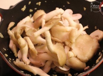 step6: 加入菇類炒至軟身及出水(水份太多的話倒走唔要)