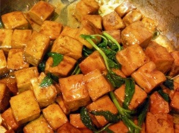 step4: 開火煮至湯汁收乾 起鍋前放入九層塔再燜2分鐘讓九層塔香味出來