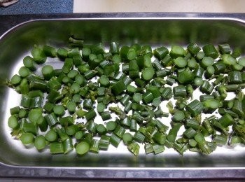 step1: 芥蘭菜只要身部份,洗淨切粒,用大火蒸4分鐘待用