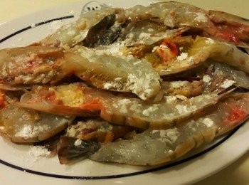 step1: 從冰箱取出冲一冲水，在仍少許冰硬時剪開, 剪走爪腳，小心洗蝦，不要冲走蝦頭的膏，用紙印乾放一些生粉(不喜歡大頭蝦可轉用中蝦)