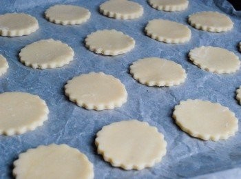 step4: 放在鋪有烘焙紙的焗盤上，放入已預熱180度焗爐，焗約10-12分鐘